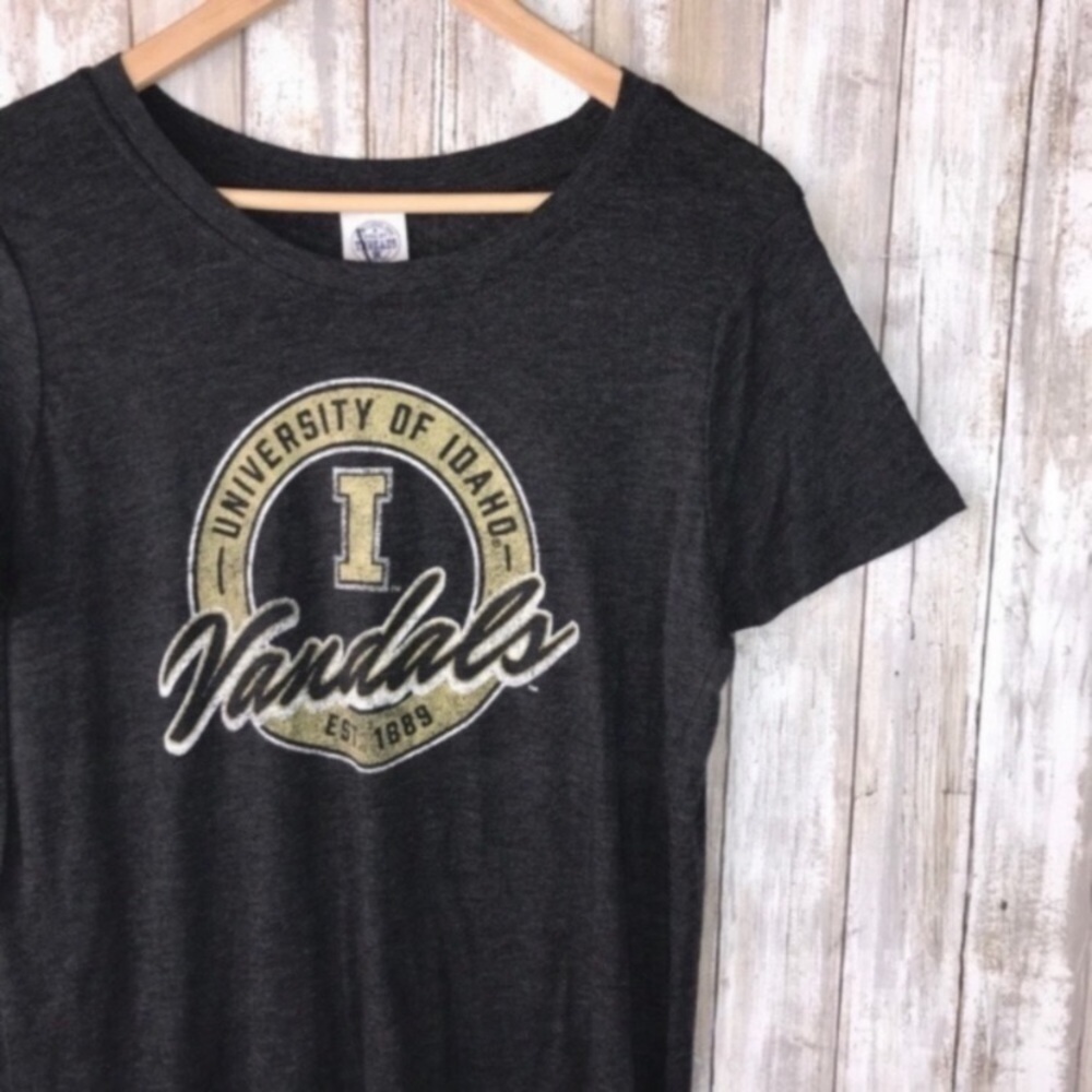 Idaho Vandals High Low Tee Women’s Medium Gray NCAA Shirt Casual Graphic Top - Picture 2 of 4